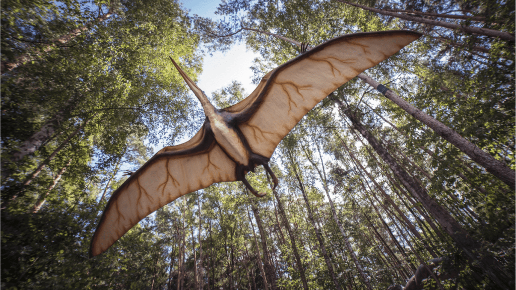 Pterosauro che vola nei boschi